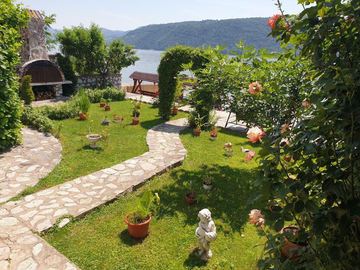 Casa Ana Serena Ieşelniţa Eksteriør billede